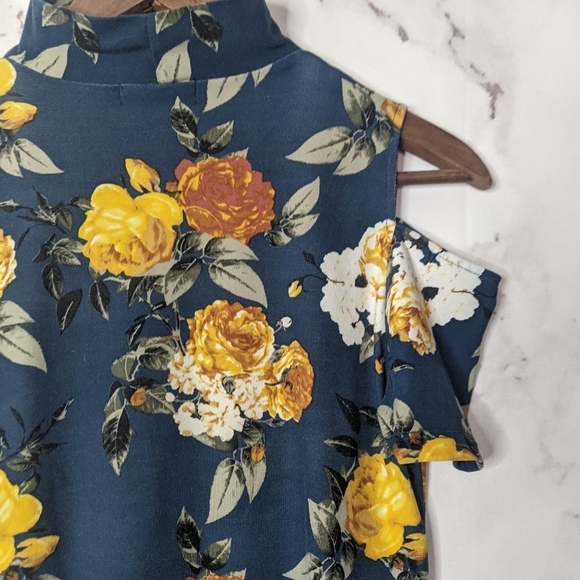 J For Justify Shirt Womens Small Cut Out Mock V Neck Stretch Soft Blue Floral - Picture 5 of 6